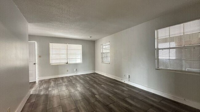Building Photo - Spacious 3 Bed, 2 Bath Just Minutes from the Beach