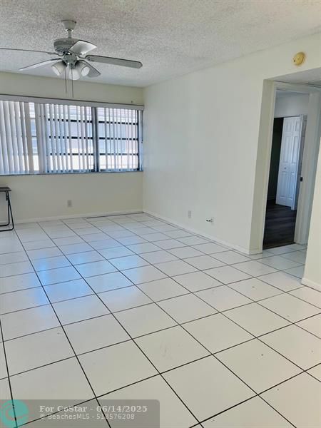 Building Photo - 9936 Twin Lakes Dr