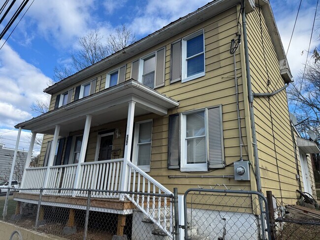 Building Photo - 3 bedroom, 1 bath, 2 story single family house