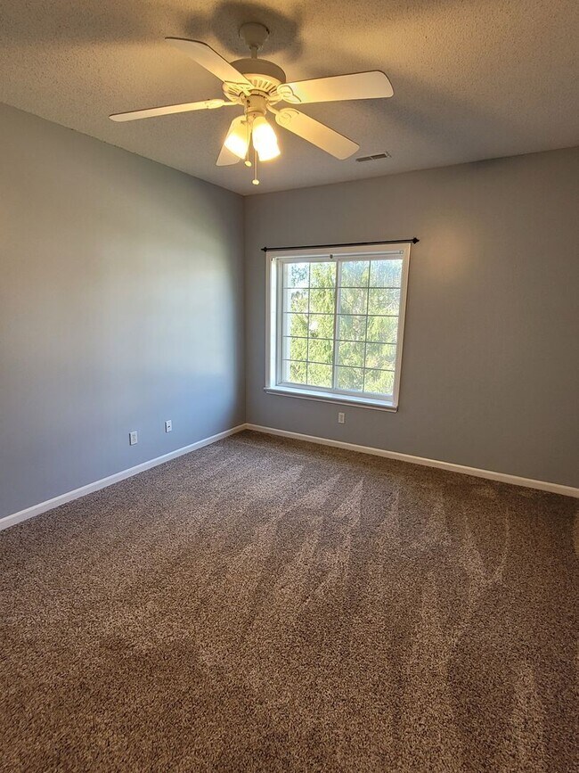 Building Photo - 3 Bedroom 2 Bathroom Condo-Spencer's Crest