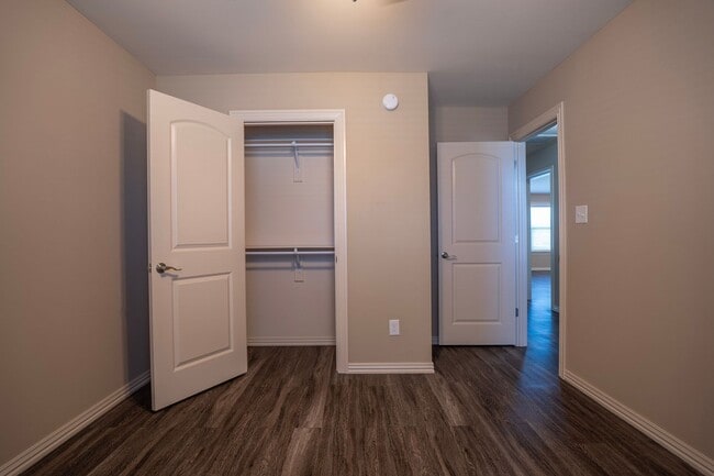 Building Photo - Spacious 3 Bedroom, 2 Bathroom home!