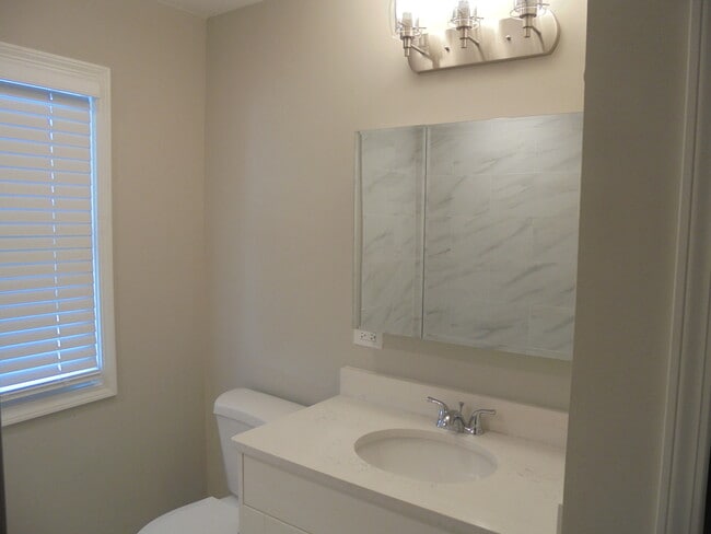 Building Photo - 1808 W Ridgeland Ave