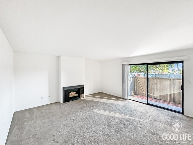 Building Photo - Beautiful 2B/2BA Condo in Pacific Beach w/ Parking & Swimming Pool!