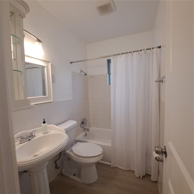 Building Photo - 627 61st Ave S