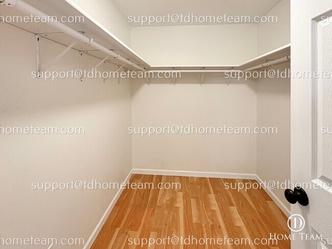 Building Photo - "Spacious 4-Bedroom Duplex with 2 Full Bat...