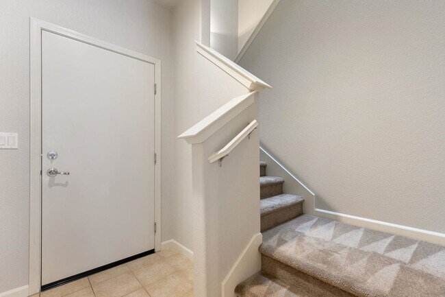 Building Photo - Spacious 3/3 Townhouse in North Clovis