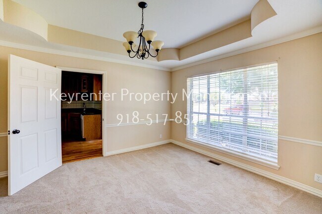 Building Photo - Beautiful home across from Jenks Middle School