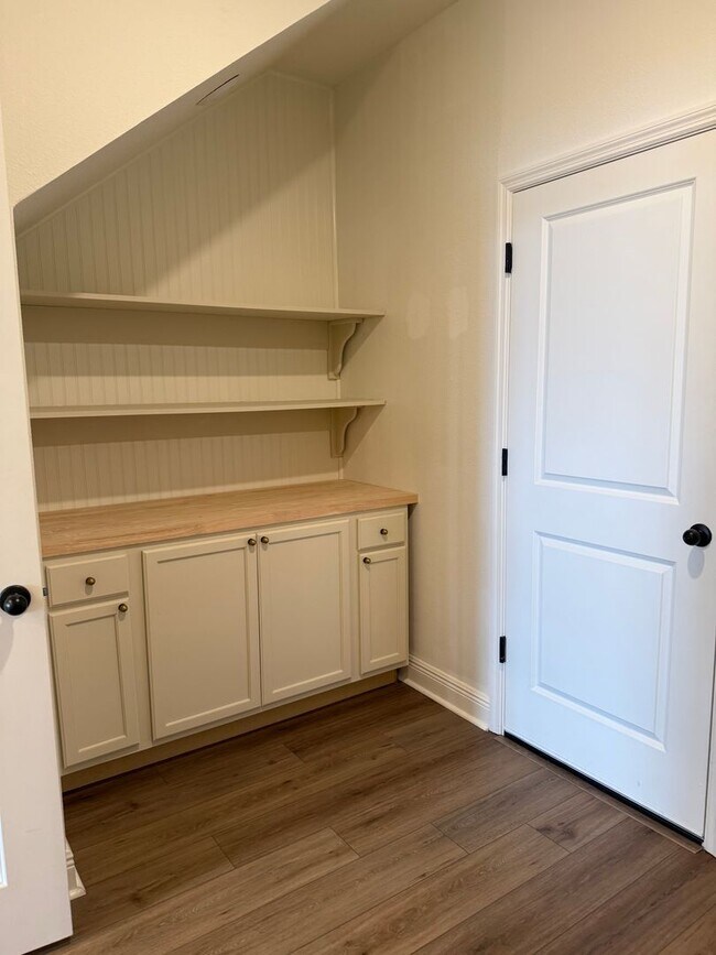 Building Photo - Beautiful 4 bedroom Home