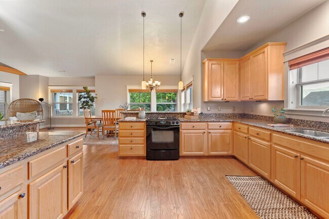 Building Photo - NW Grants Pass, Class, Style and Views!!!