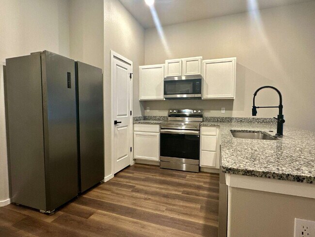 Building Photo - Modern 3/2/1 Duplex!