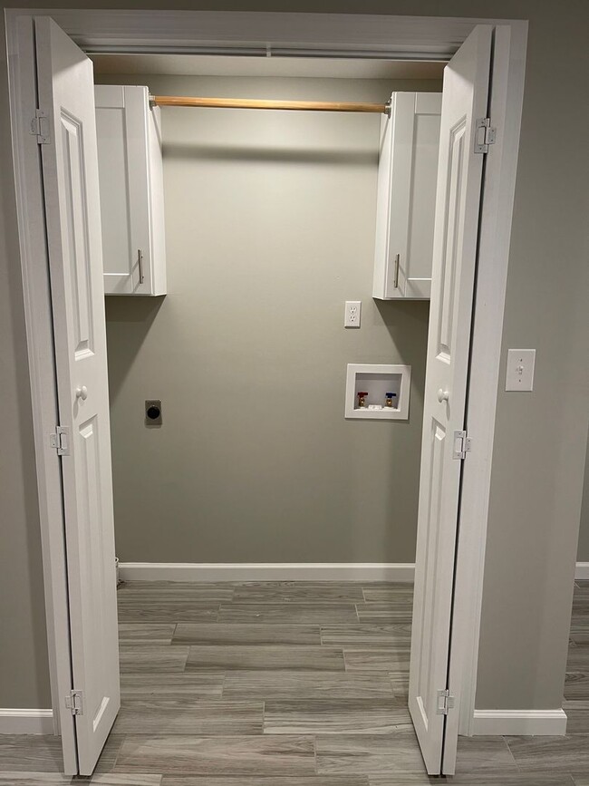 Building Photo - 2 bed, 1 bath house-Pet Friendly!