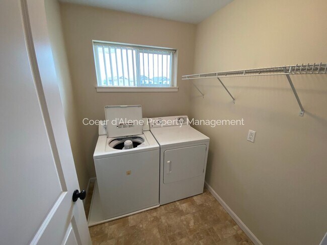 Building Photo - 3 bed, 2.5 bath house in The Landings