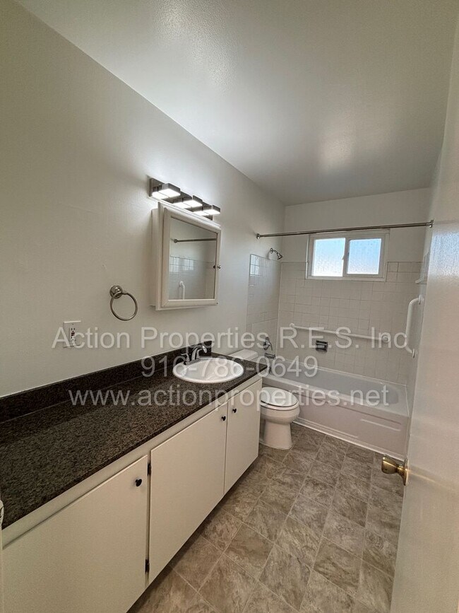 Building Photo - Roseville Condo all one level: 2 Bedroom 1 Bathroom Single Level, Large Living Room Central Heat ...