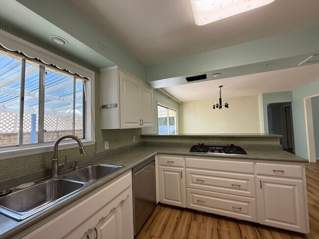Building Photo - Large Ranch-Style Home in Vista
