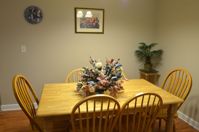 Dining Rm - 908 Resort Cir