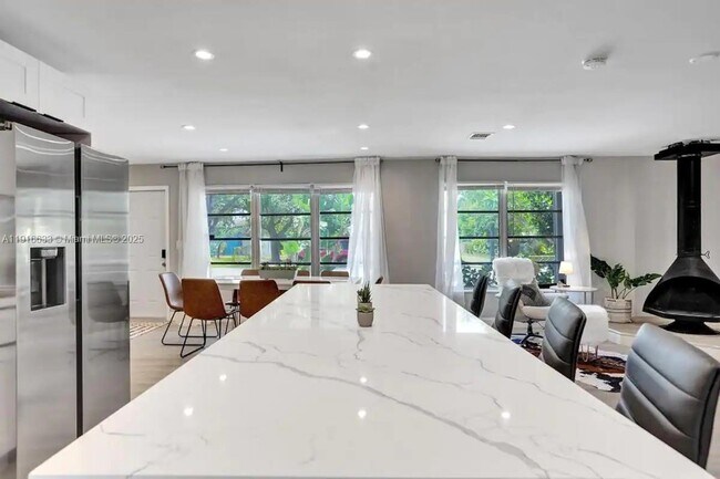 Building Photo - 1573 NE 30th Ct