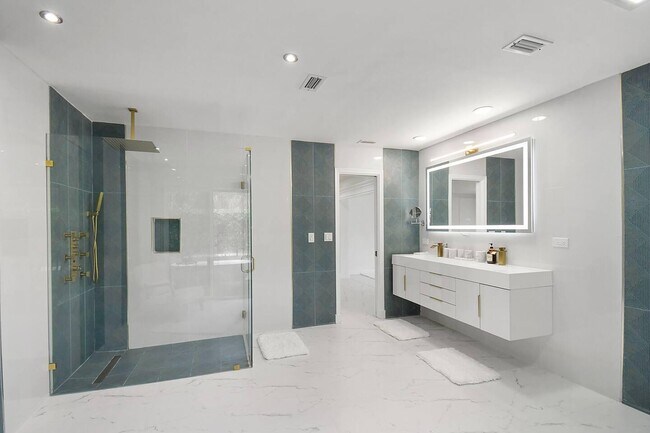 Building Photo - 12231 Areaca Dr