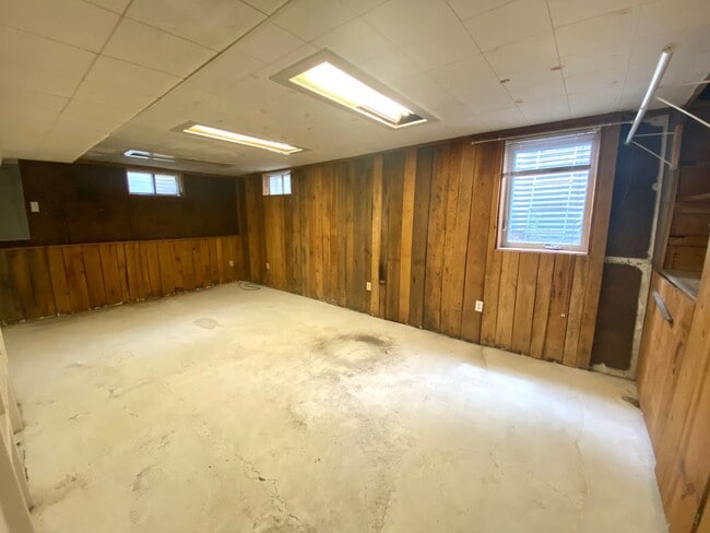 Building Photo - 5 bed 1.5 Bath Single Family Home! Near NDSU!