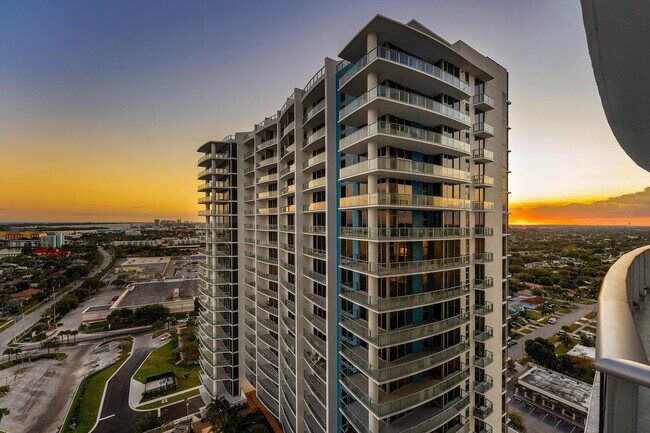Building Photo - 220 Lake Shore Dr