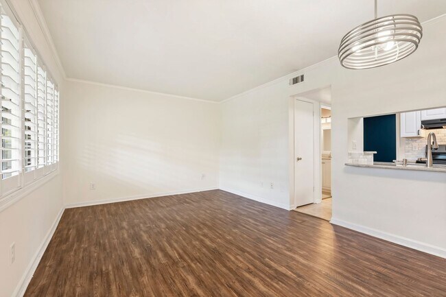 Building Photo - PRICE DROP! Downtown Durham! 1bd/1ba Trini...