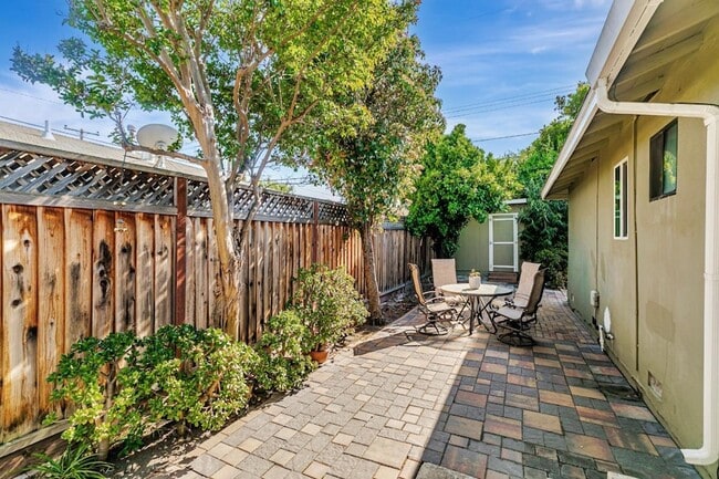 Building Photo - 2136 Ventura Pl