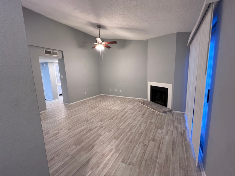 Building Photo - 7076 N Holiday Dr