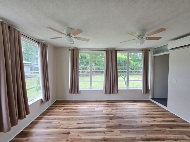 Building Photo - 3/2 with Florida room and Carport