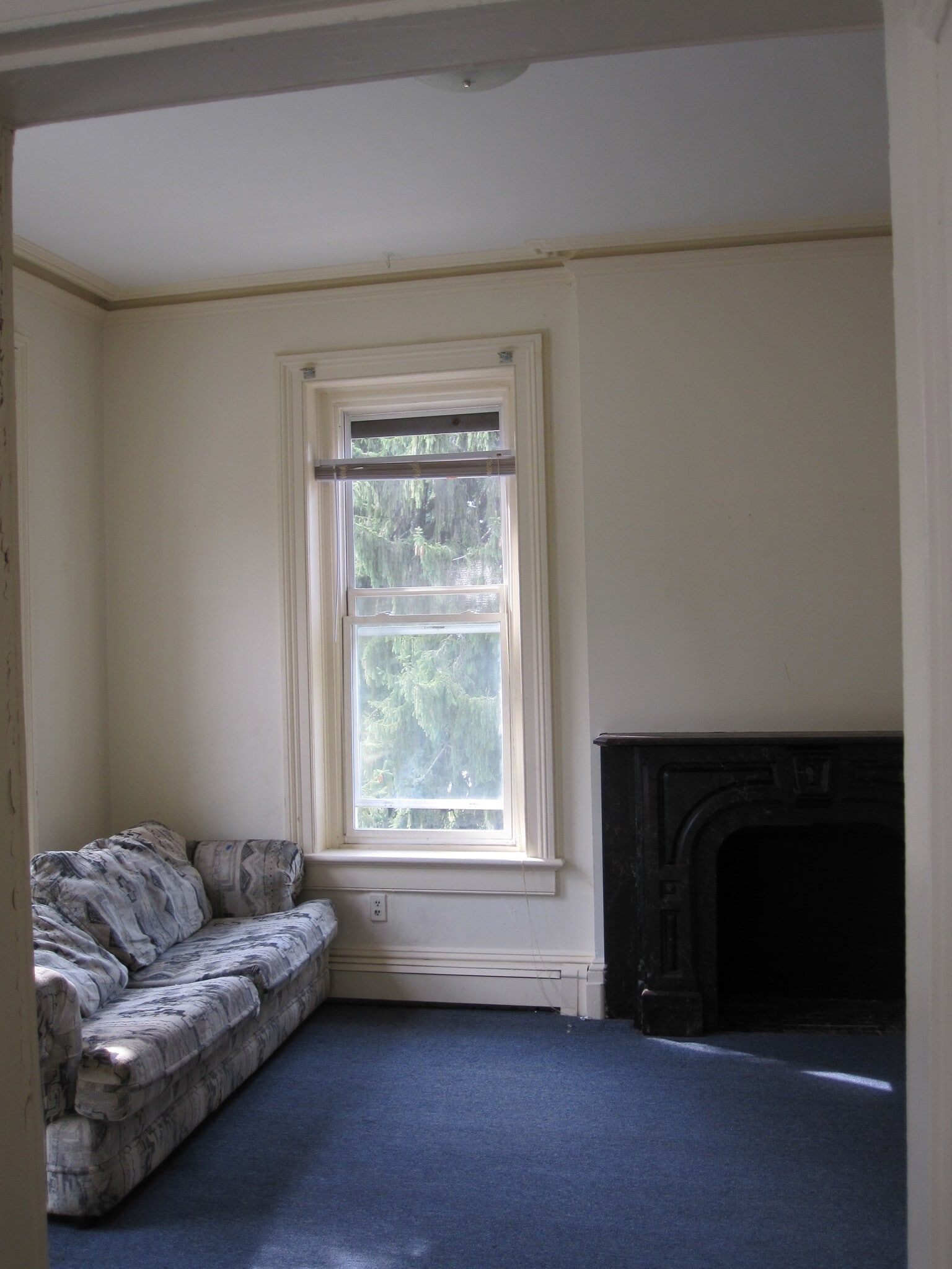 living room - 2587 South Ave
