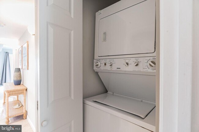 Building Photo - 121 Newport Bay Dr