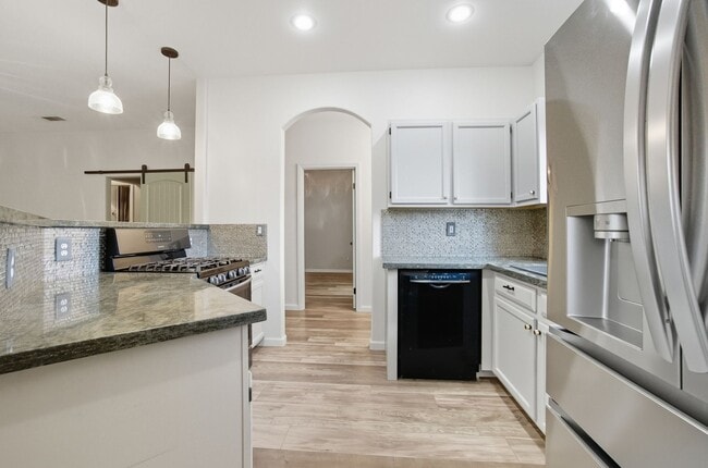 Building Photo - Upgraded 1 Bedroom Condo in Gated Communit...
