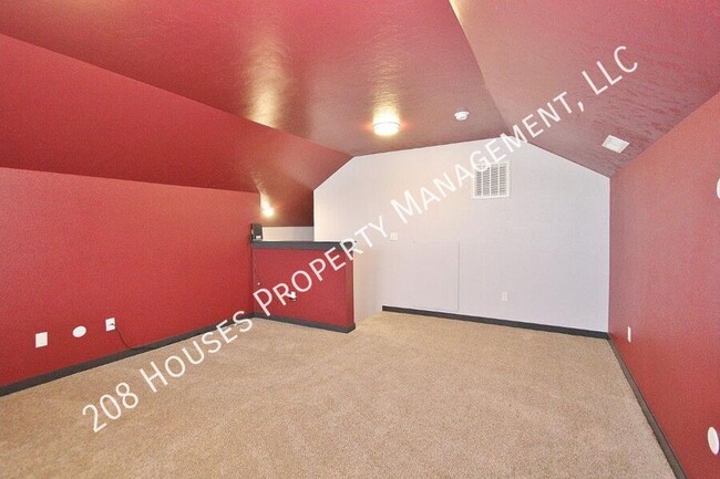 Building Photo - Immaculate Single Level w/UBR Home