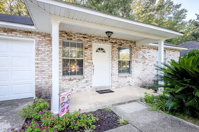 Building Photo - Adorable Home with fenced in backyard!