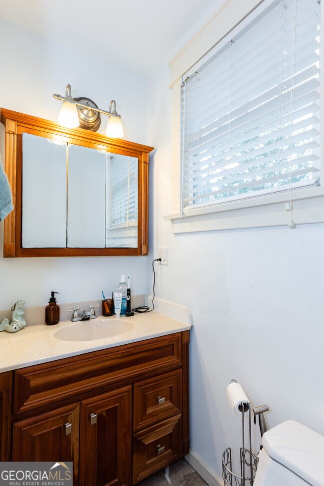 Building Photo - 1698 Temple Ave