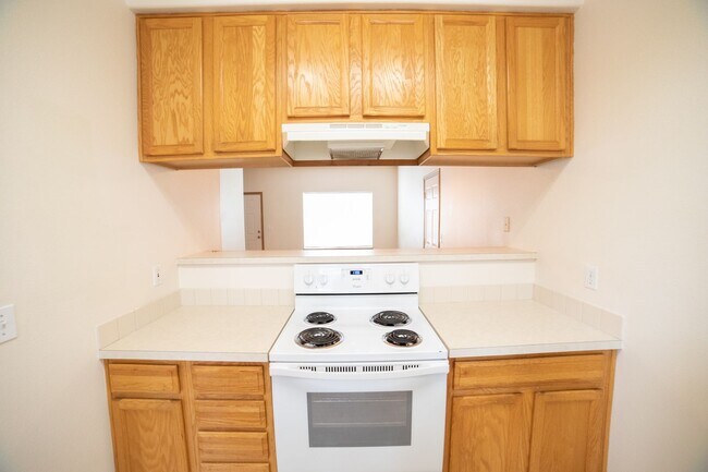 Building Photo - Oversized Townhouse in Prime Location!