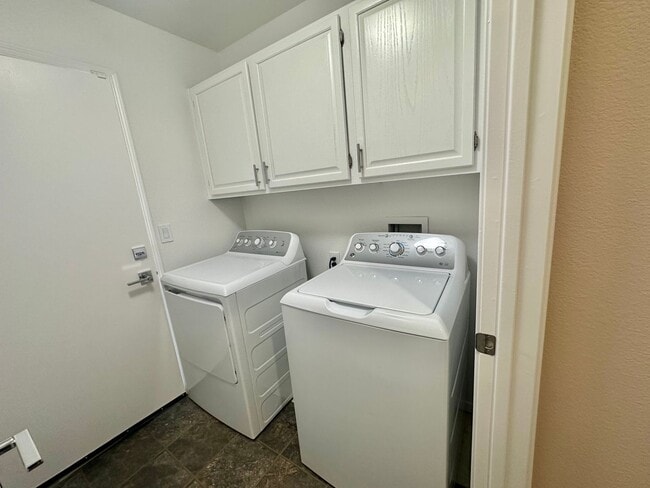 Building Photo - Darling one story home