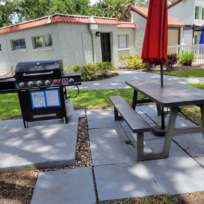 Building Photo - Seasonal/short term 2/2 ground floor condo downtown Sarasota.