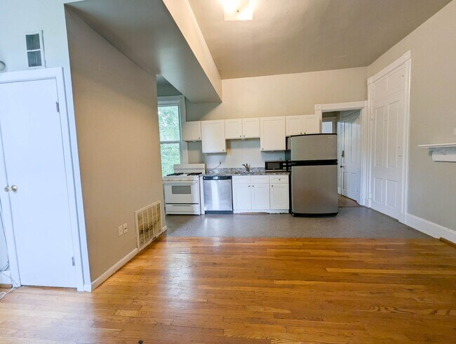 Building Photo - 32 Conklin St