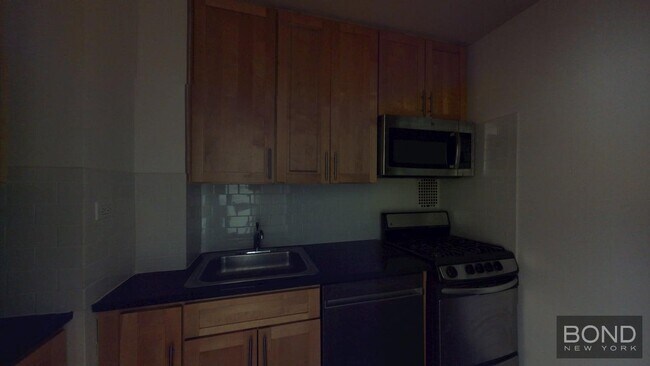 Building Photo - 240 E 35th St