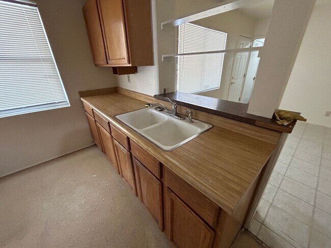 Building Photo - Spacious 4 bedroom, 2 bathroom home locate...