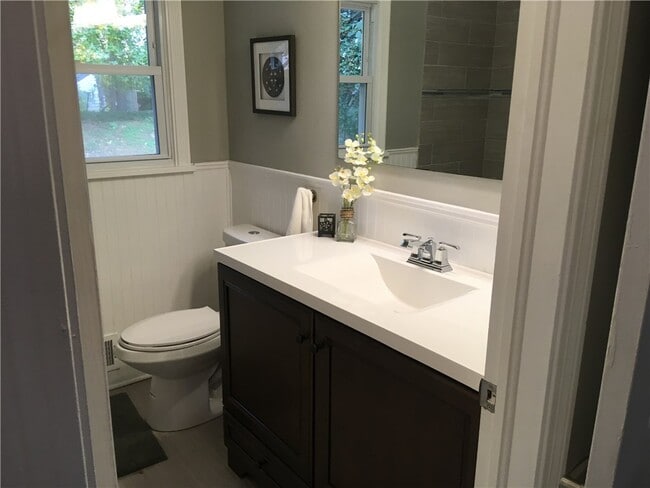 Building Photo - 4 Peachtree Ln