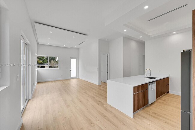 Building Photo - 2931 SW 12th Ave