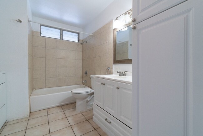 Building Photo - Fully remodeled, spacious 3BR/1.5BA/2PKG near Waikele