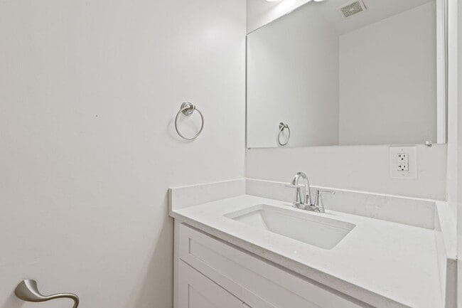 Building Photo - 1110 Orren St NE