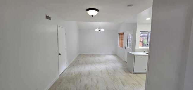 Building Photo - 3bed/2bth Single Level