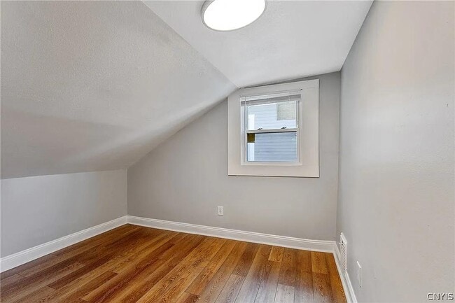 Building Photo - 203 Maple St