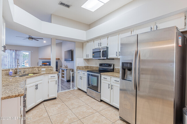 Building Photo - 12582 Hickory Lakes Dr S