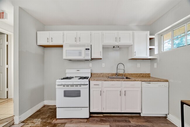 Building Photo - 1810 Indian Shores Rd