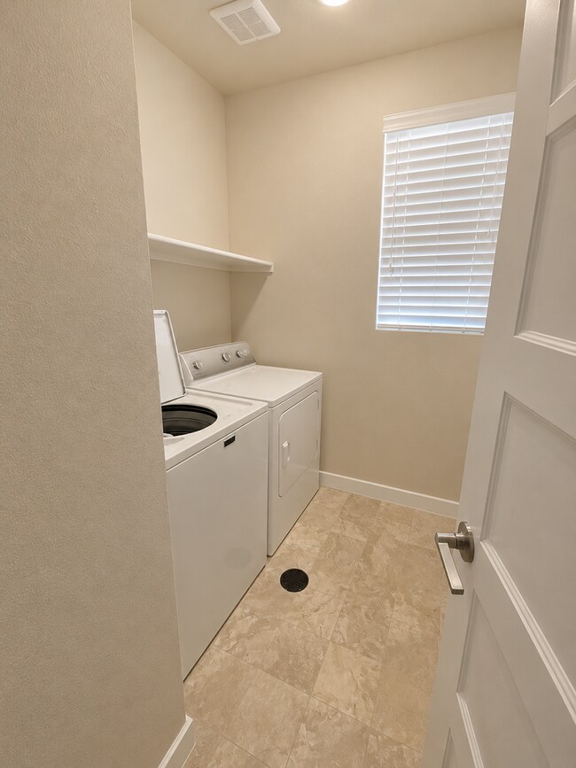 Building Photo - Spacious 3 Bed / 2.5 Bath Home with Dual Balconies