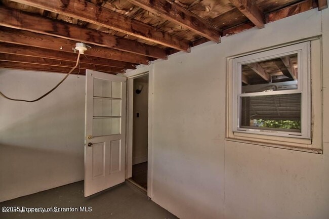 Building Photo - 18 Pine Rd