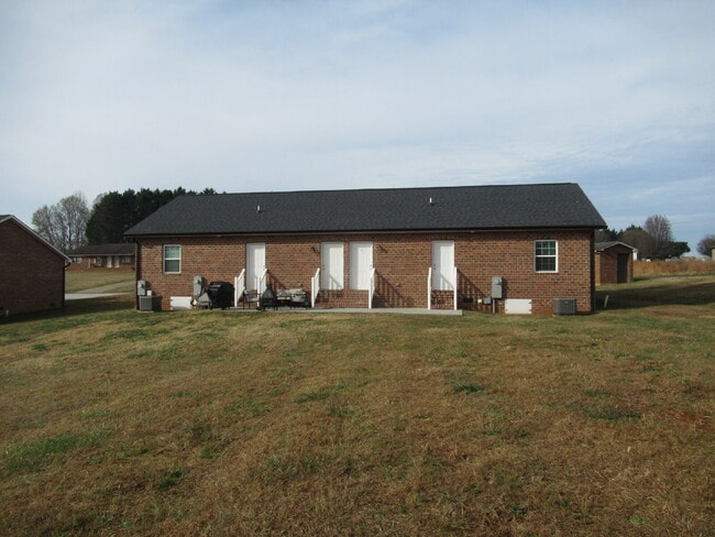 Building Photo - Brick Duplex for Rent Just Minutes from Lincolnton!